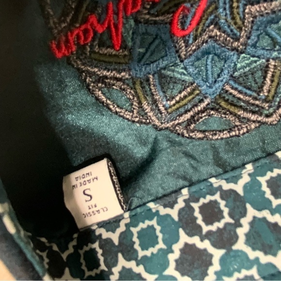 Robert Graham Blue Paisley Patterned Flip Cuff Shirt. Size Small. - Picture 7 of 8